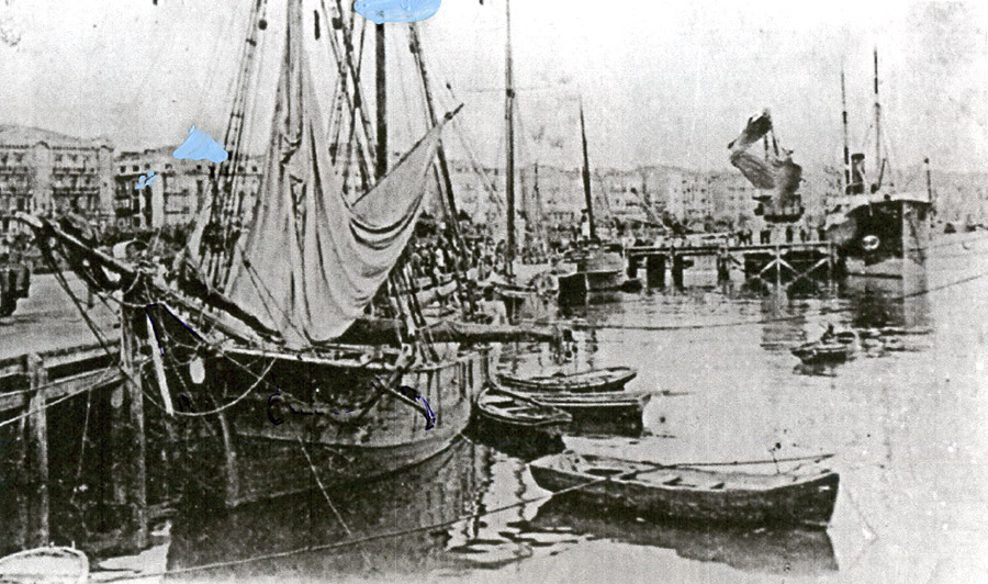 Muelle antiguo de Santander, blanco y negro, barcos de vela, barcas